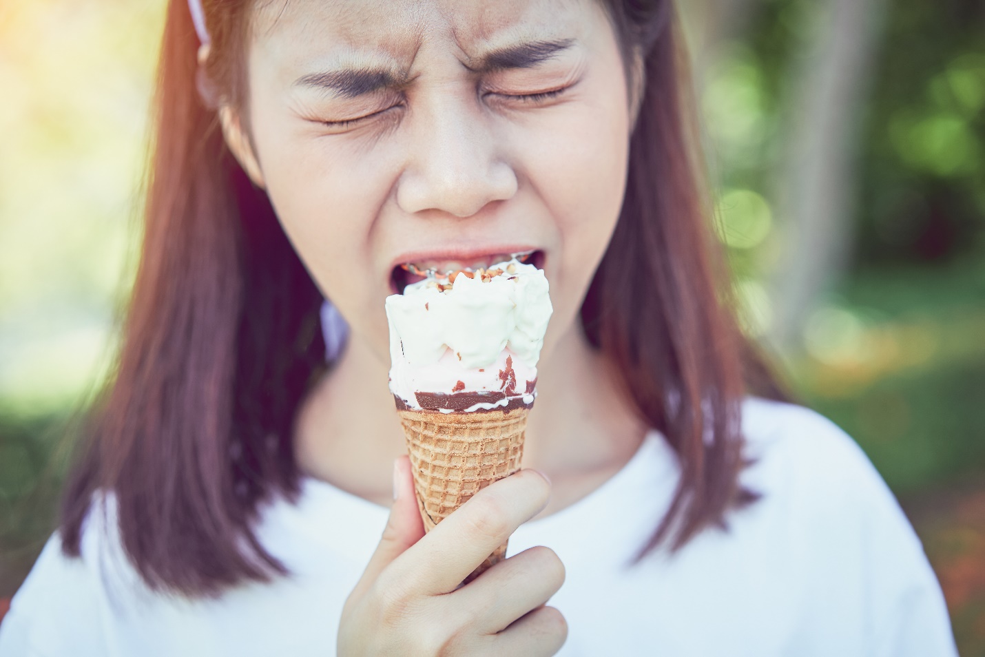 Women eat ice cream and have a toothache because cold